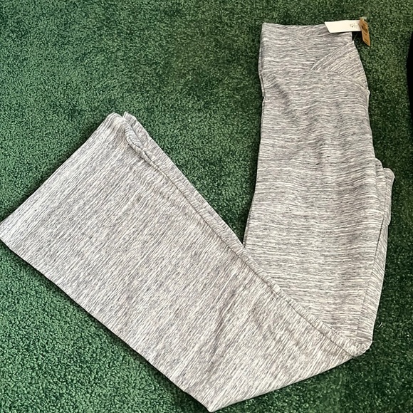 PINK Victoria's Secret Pants - NWT PINK MEDIUM LEGGINGS , gray & white wide bottom